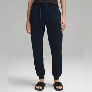 Lululemon Scuba Joggers- in True Navy- Size 6